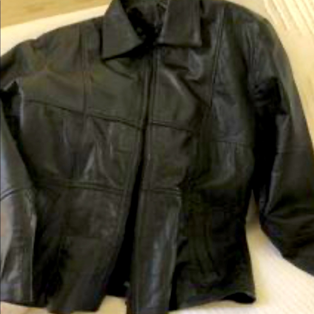 Beautiful women genuine leather jacket made in Colombia. very good condition